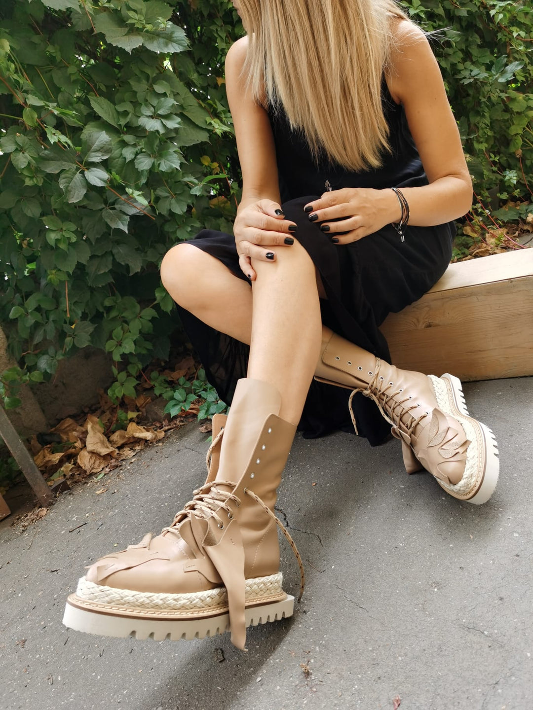 Seagulls beige lace-up booties