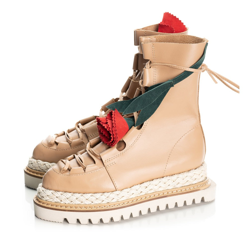 Beige boots, romantic details