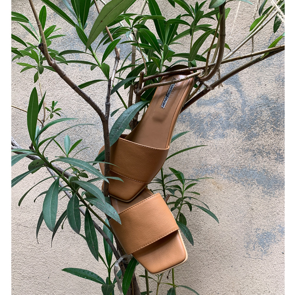 Summer essentials camel leather flats