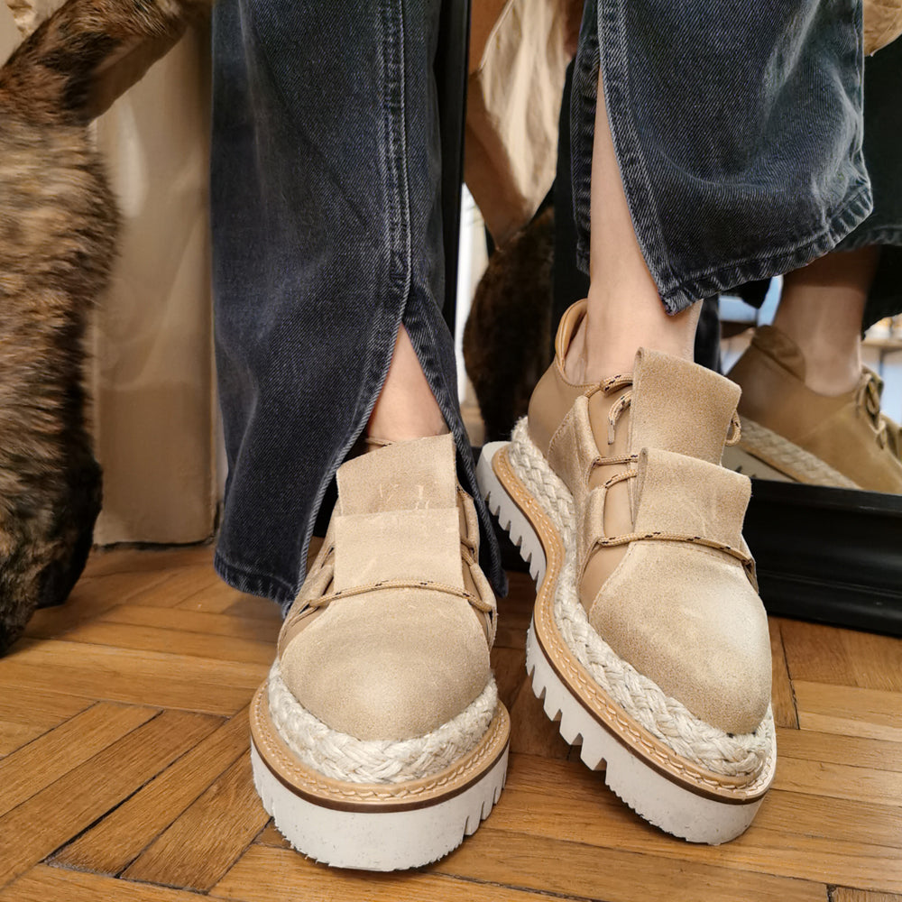 Beige leather flat shoes with beige textile laces, jute covered platform and beige sole