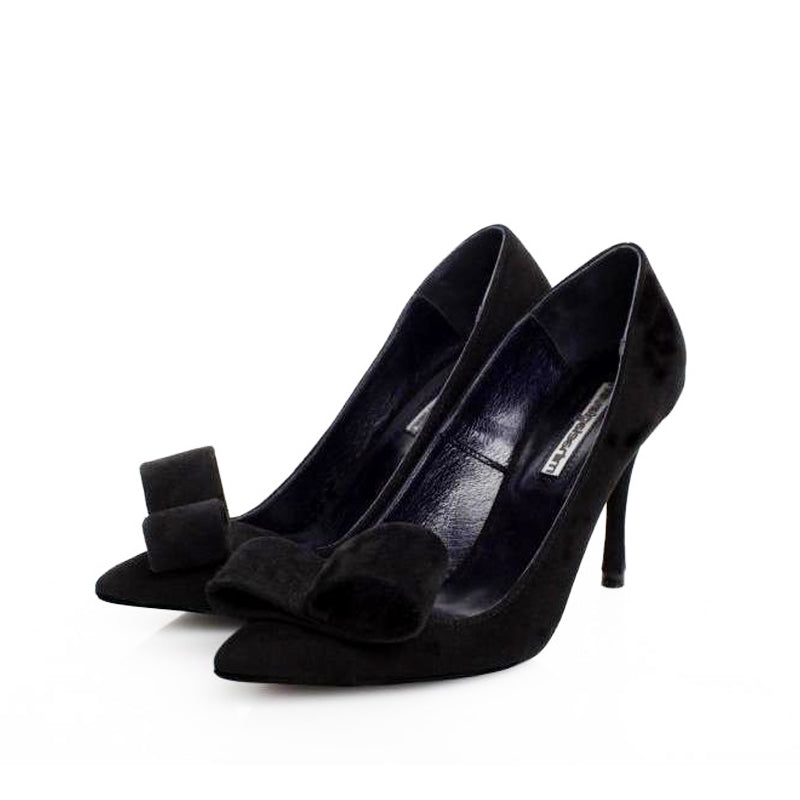 Black pumps with outlet bow in front