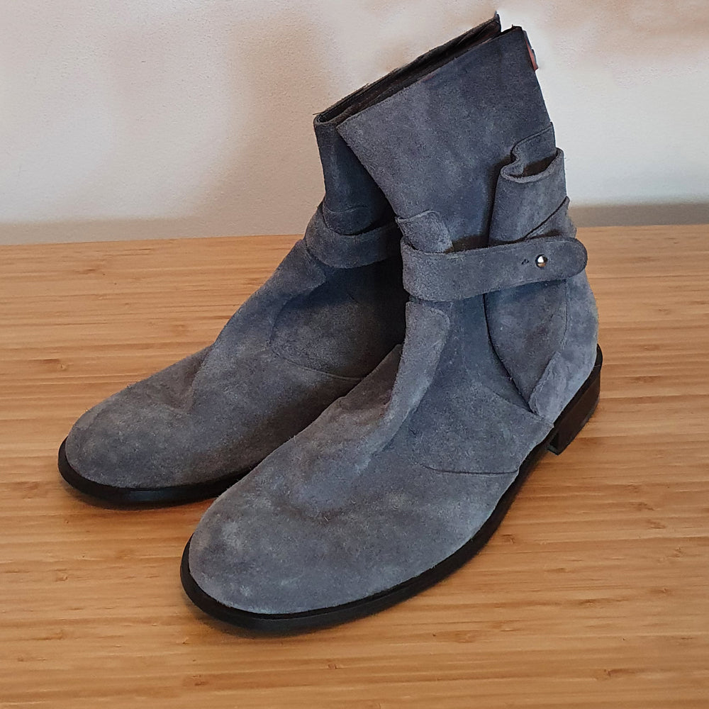 Sustainable Selection: Grey suede men booties