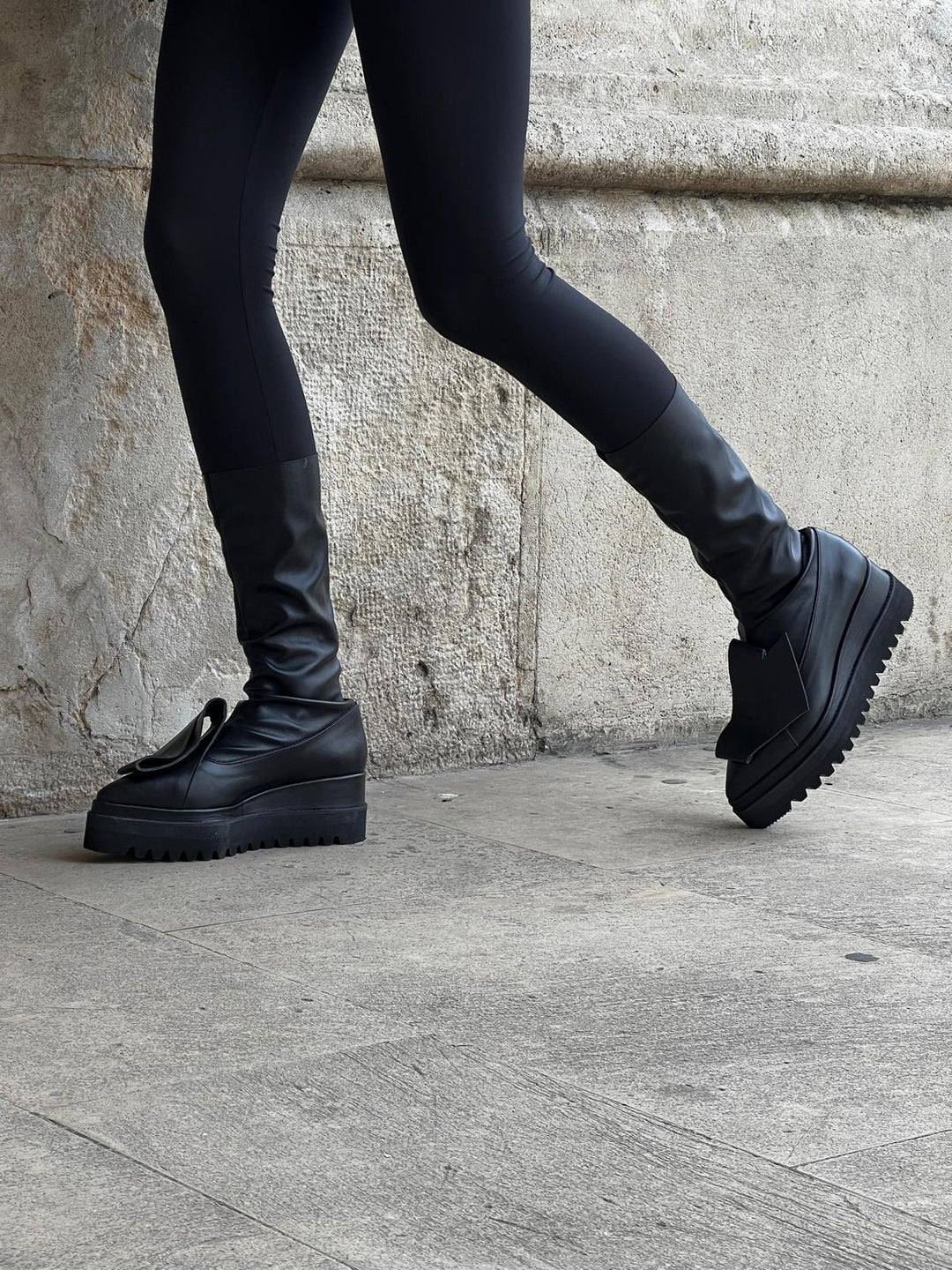 Stretch Honest Bow black leather boots
