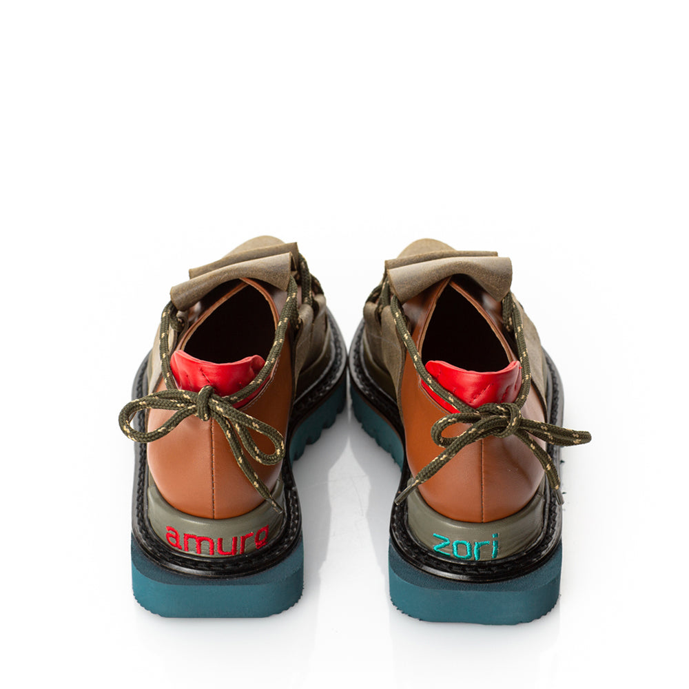 Flat platform covered in embroidered leather shoes