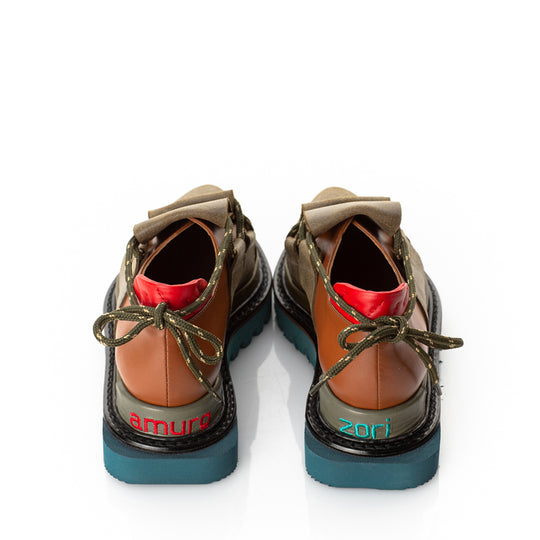 Flat platform covered in embroidered leather shoes