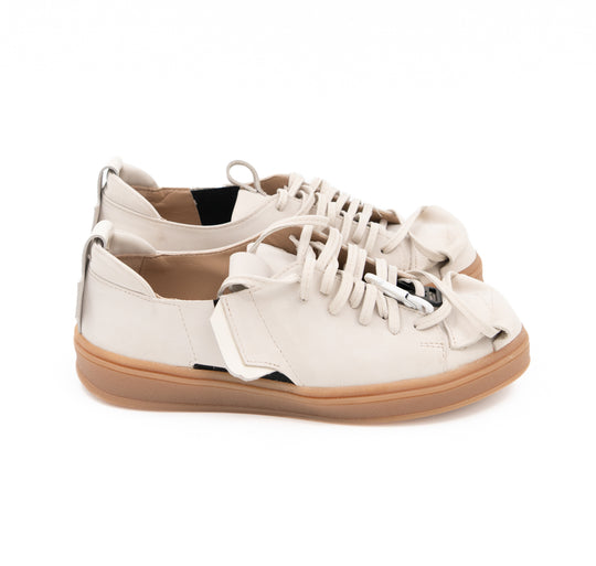 Side view of Crossroads light beige nubuck sneakers, with leather panels, elastic details and beige soles.