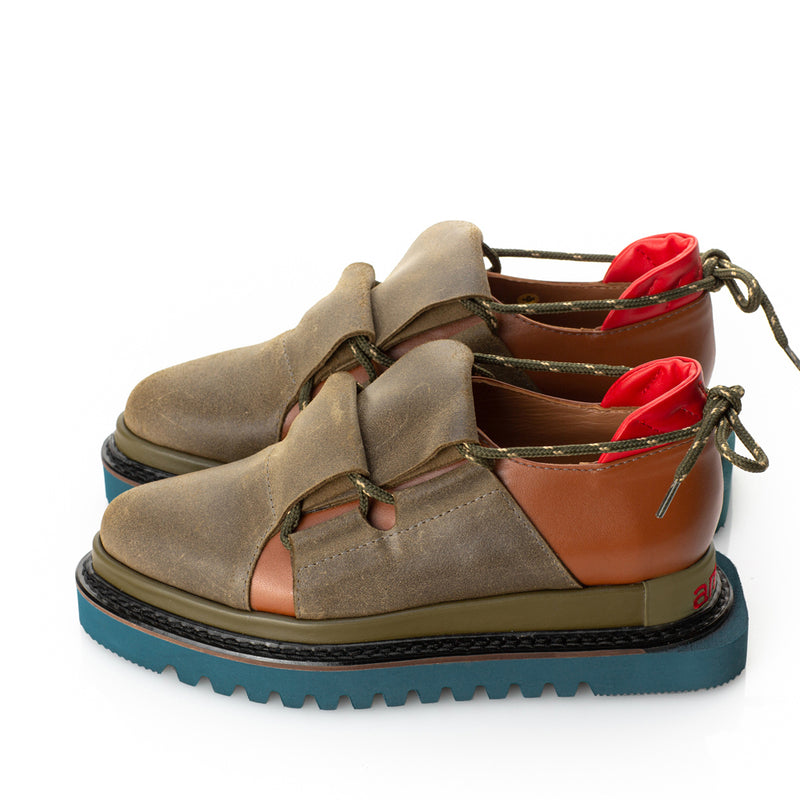Comfortable shoes with turquoise sole and khaki textile laces