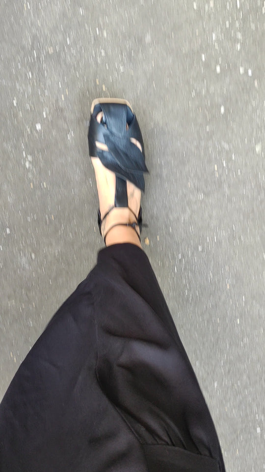 Wind black leather sandals