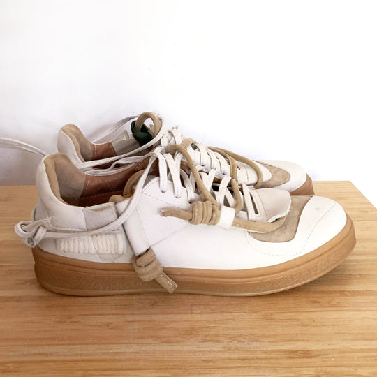 Sustainable Selection- NOI 2- Epilog (The Two of Us - the Epilogue) light beige nubuck low-top sneakers