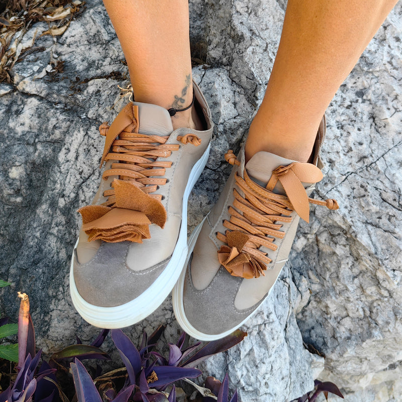 Make this flower Great again beige leather sneakers