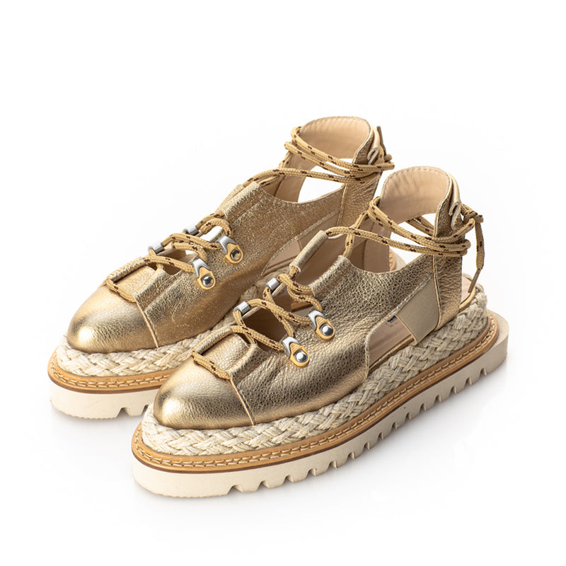 Golden leather shoes with comfortable jute-covered platform and two-tone textile lace 