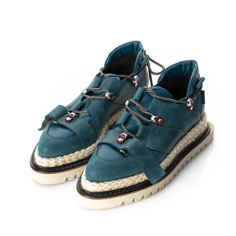 Turquoise leather shoes with jute-covered flat platform, beige sole and black detail