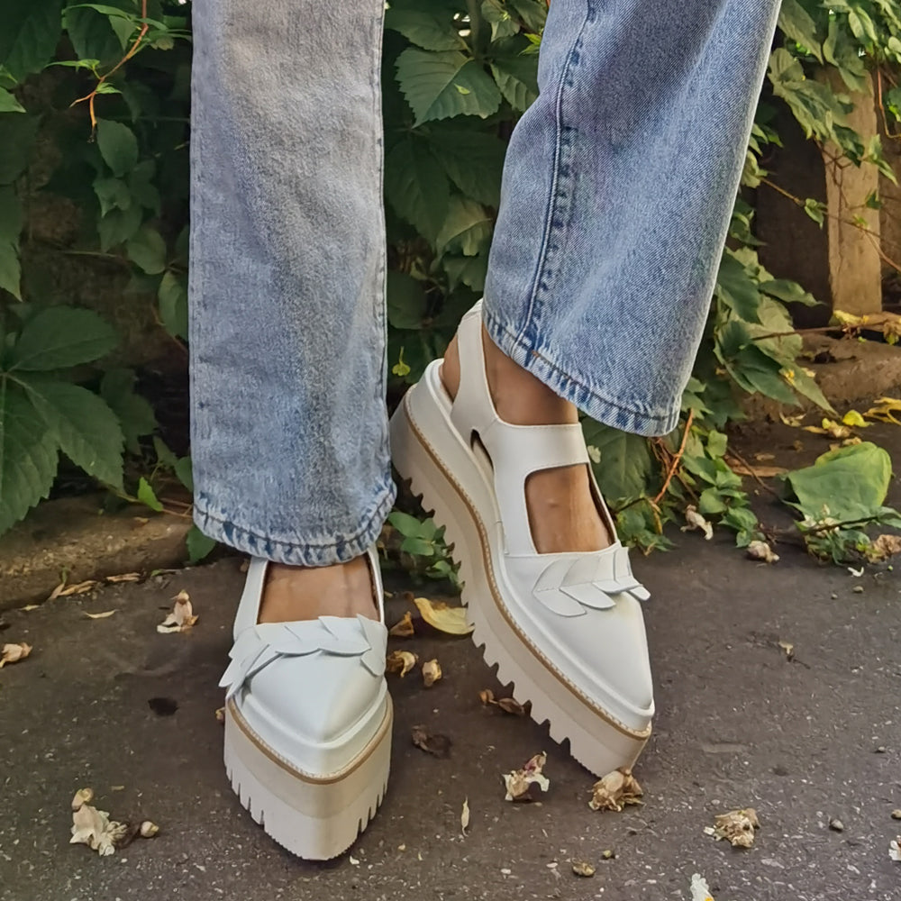  White leather open-back shoes with floral details