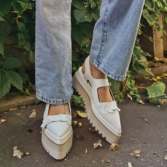  White leather open-back shoes with floral details