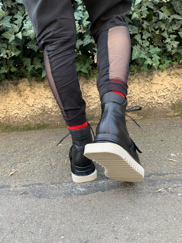 Fashionable flat platform boots