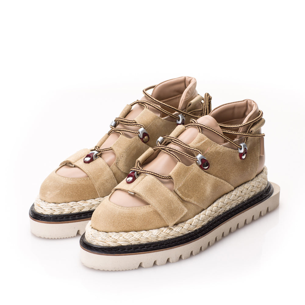 Cool beige leather shoes with bordeaux accessories and two-tone textile laces