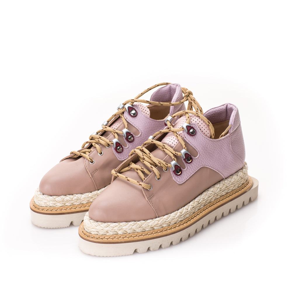 Beige leather flat platform shoes with pink leather details and bordeaux accessories