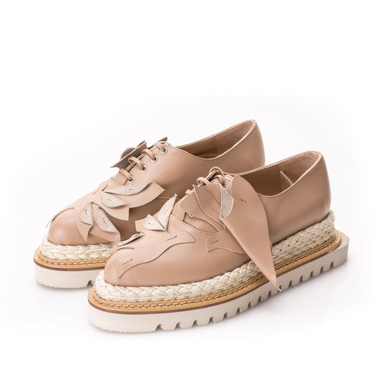 Beige leather shoes with nature inspiration details