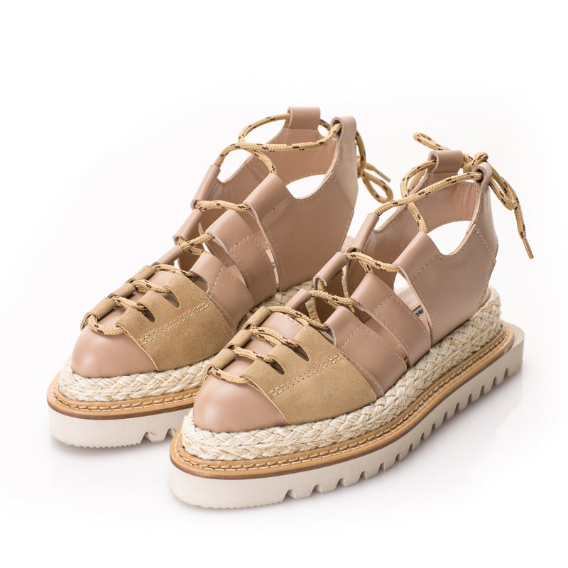 Beige leather flat platform shoes with jute-covered platform and beige sole