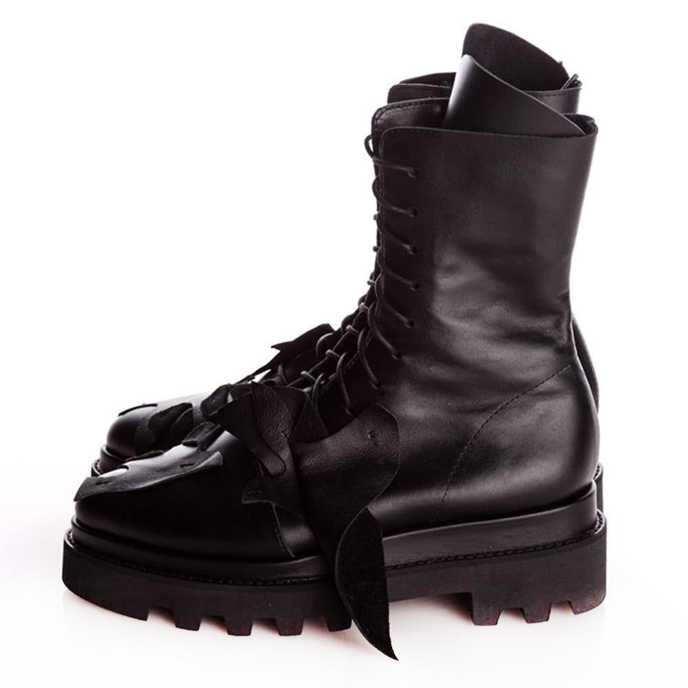 Flat platform boots for urban style