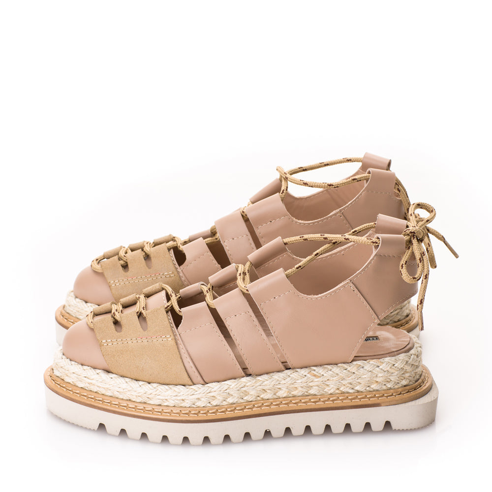 Handmade shoes with two-tone textile laces