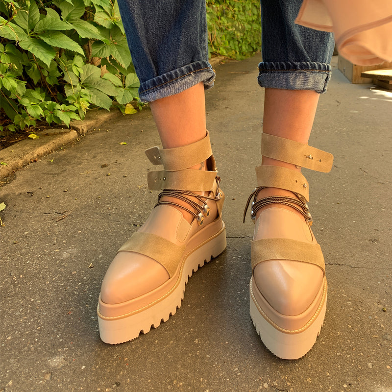 Stylish beige shoes with ochre accents