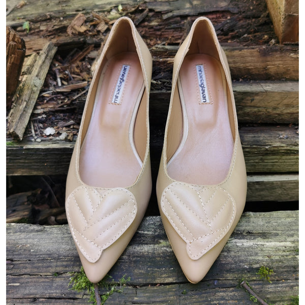 Beige suede pointed shoes with heart detail