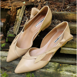 Beige leather ballerinas with floral details and beige sole