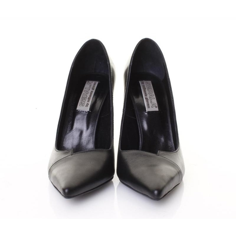 Asymmetrical black leather  Pumps