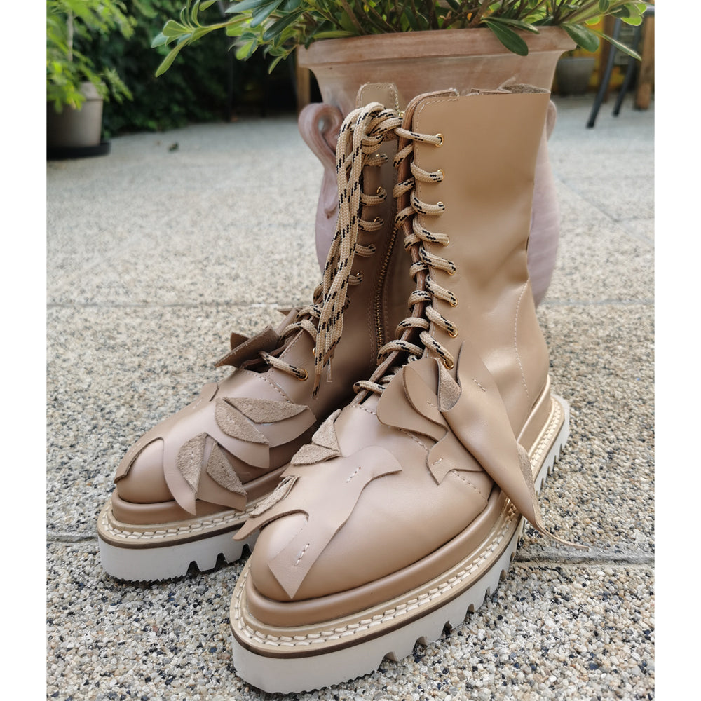 Beige leather booties, seagulls details