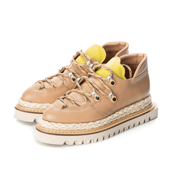 Beige leather shoes with yellow detail
